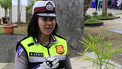 Saat Polwan Jadi Reporter Arus Mudik Lebaran