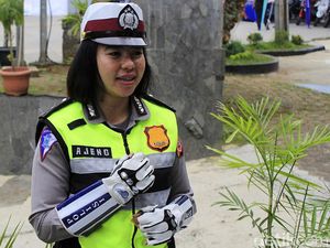 Saat Polwan Jadi Reporter Arus Mudik Lebaran