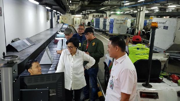 Sidak ke Bandara, Sri Mulyani Bawa Nasi Goreng untuk Petugas Bea Cukai