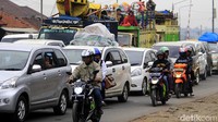 Arus lalu lintas tampak padat.