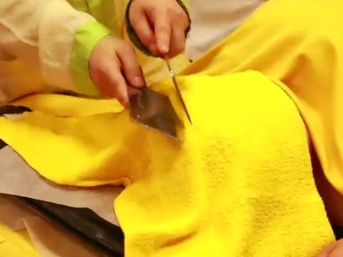 Dengan dua bilah pisau besar, pelanggan dipukul-pukul oleh terapis seperti sedang mencacah daging.