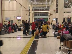 Terminal Pulo Gebang Diserbu Pemudik Sejak Pagi