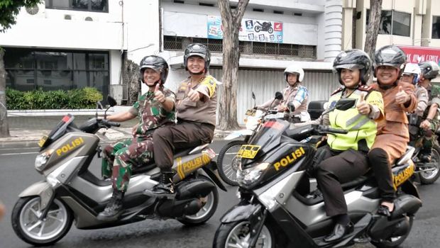 Pantau Keamanan di Tengah Gerimis, Risma Naik Motor Dibonceng Polwan