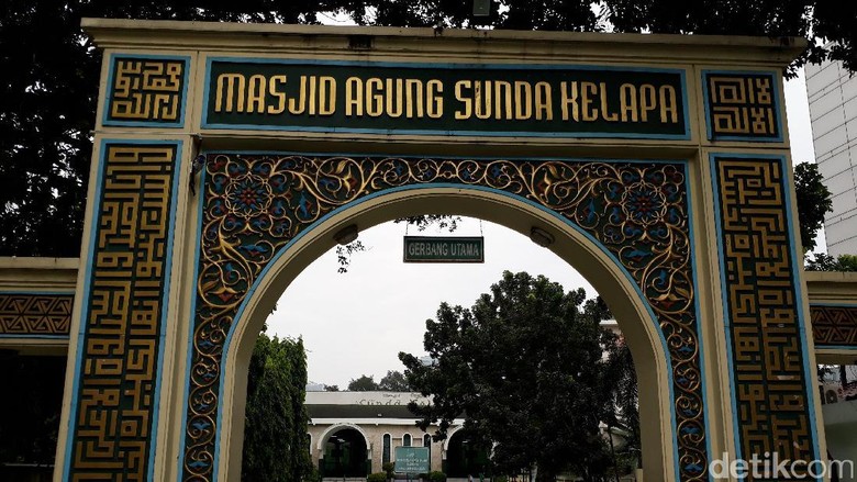 Hamdan Zoelva Jadi Khatib Salat Id di Masjid Sunda Kelapa Mantan Ketua Mahkamah Konstitusi (MK) Hamdan Zoelva akan menjadi khatib dalam salat Idul Fitri di Masjid Sunda Kelapa, Menteng, Jakarta Pusat. Informasi tersebut dibenarkan oleh pihak pengurus masjid. Hamdan Zoelva Jadi Khatib Salat Id di Masjid Sunda Kelapa
Mantan Ketua Mahkamah Konstitusi (MK) Hamdan Zoelva akan menjadi khatib dalam salat Idul Fitri di Masjid Sunda Kelapa, Menteng, Jakarta Pusat. Informasi tersebut dibenarkan oleh pihak pengurus masjid.