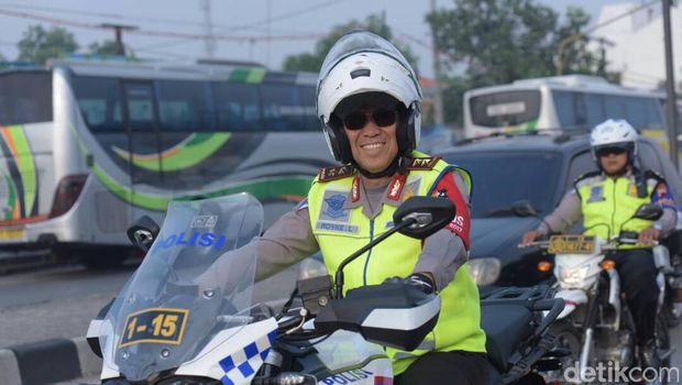 Kakorlantas Polri Irjen Royke Lumowa meninjau arus mudik Tol Brebes.