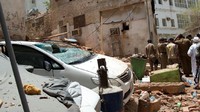 Pasukan keamanan Arab Saudi bersiaga di lokasi penyergapan. Menurut Menteri Dalam Negeri Arab Saudi, seorang pelaku bom bunuh diri meledakkan dirinya sendiri ketika petugas keamanan mengepung bangunan tempatnya bersembunyi. Saudi News Agency/Reuters.