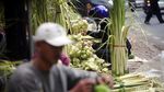 Lebaran Bawa Berkah Pedagang Kulit Ketupat