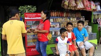 Pedagang melayani pembeli.