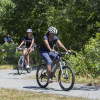 Michelle Obama dan Malia sedang bersepeda saat berlibur di Hawaii beberapa tahun lalu. (Foto: Getty Images)