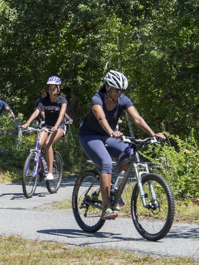 Michelle Obama dan Malia sedang bersepeda saat berlibur di Hawaii beberapa tahun lalu. (Foto: Getty Images)