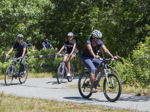  Liburan di Bali, Michelle Obama Pilih Tampil Tanpa <i>Makeup</i>