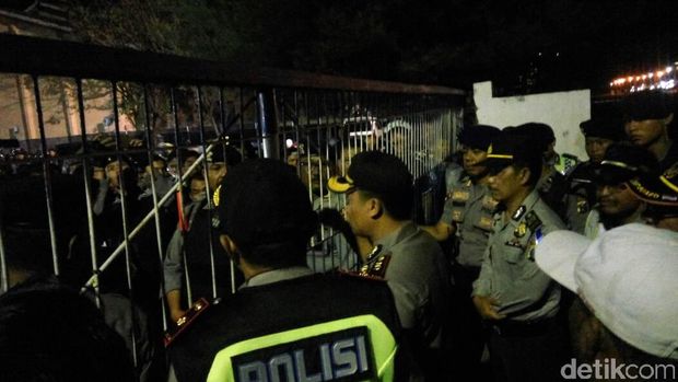 Tak Dapat Tiket, Pemudik Ke Sapeken Madura Paksa Masuk Kapal
