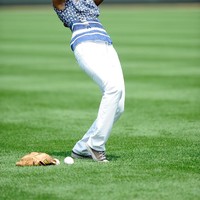 Michelle Obama saat bermain softball di Baltimore, AS, 2010, silam. Baju bernuansa biru dengan permainan motif, jeans putih, dan sneakers Converse jadi andalannya. (Foto: Getty Images)