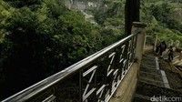 Keindahan Ngarai Sianok dapat dilihat dari Taman Panorama, yang sengaja dibangun oleh pemerintah daerah.