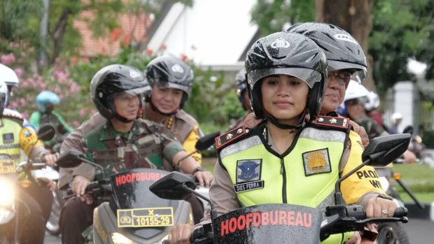 Pantau Keamanan di Tengah Gerimis, Risma Naik Motor Dibonceng Polwan