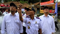 Budi Karya Sumadi mendapat penjelasan saat meninjau arus mudik Lebaran di Nagreg.