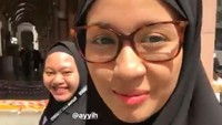 Tampak pula sang asisten, Ayi, yang selalu menemani Bella ke manapun ia pergi. (Dok. Pribadi)