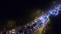 Para pengendara hanya bisa melajukan kendaraannya secara perlahan-lahan.