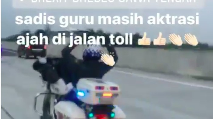 Atraksi Polisi Naik Moge Hilangkan Penat Saat Kawal Mudik