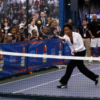 Gaya sporty monokromatik Michelle Obama tidak pernah mengecewakan. (Foto: Getty Images)