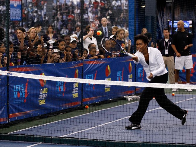 Gaya sporty monokromatik Michelle Obama tidak pernah mengecewakan. (Foto: Getty Images)