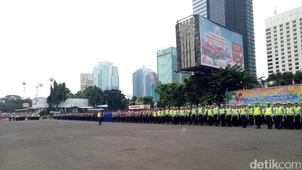 Polda Metro Jaya menggelar apel pasukan pengamanan malam lebaran.