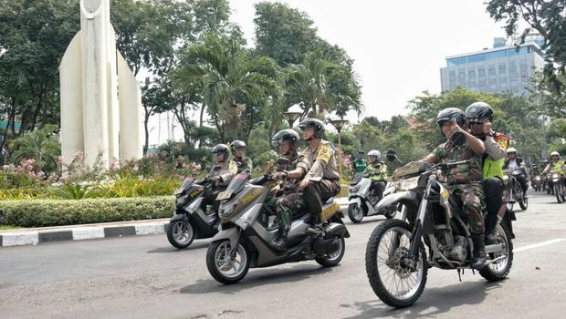 Amankan Lebaran di Surabaya, Polri dan TNI Patroli Bersama 