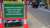Polres Bandung juga memasang rambu-rambu untuk mengantisipasi kecelakaan.