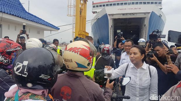 Rini Soemarno Cek Arus Mudik di Pelabuhan Merak