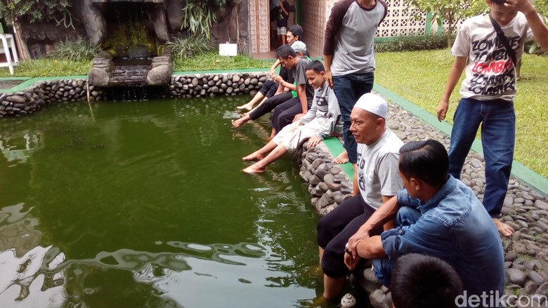  Terapi  Ikan  di Masjid Iqro Garut Segarkan Pemudik