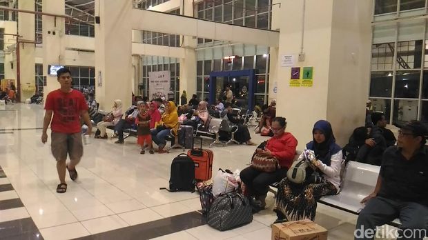 Penumpang menunggu keberangkatan bus