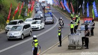 Polwan disiagakan di titik-titik rawan kecelakaan.