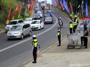 Melihat Kesigapan Polisi Urai Kemacetan di Nagreg