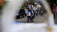 Di sepanjang jalan terlihat pemudik bermotor yang konvoi.