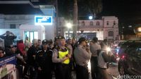 Polisi berjaga di kawasan Alun-alun Bandung pada malam takbiran menyambut Idul Fitri.