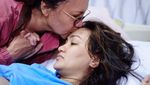 Atiqah Hasiholan dan Rio Dewanto Dikaruniai Buah Hati