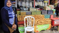 Pedagang mengatakan bahwa penjualan oleh-oleh tak seramai tahun 2016.