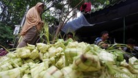 Satu ikat yang berisi sepuluh kulit ketupat dijual Rp 5.000 hingga Rp 10.000.