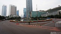 Kawasan Bundaran HI yang biasanya bising dengan kendaraan bermotor juga sepi.
