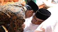 Jokowi berjabat tangan dan cipika-cipiki dengan Solihin. Kris/Setpres.
