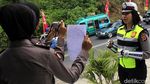 Saat Polwan Jadi Reporter Arus Mudik Lebaran