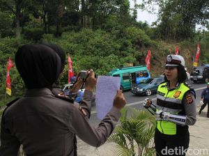 Begini Aksi Polwan Jadi Reporter di Jalur Mudik Nagreg