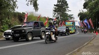 Para pemudik motor membawa barang bawaan khas mudik seperti kardus dan tas.