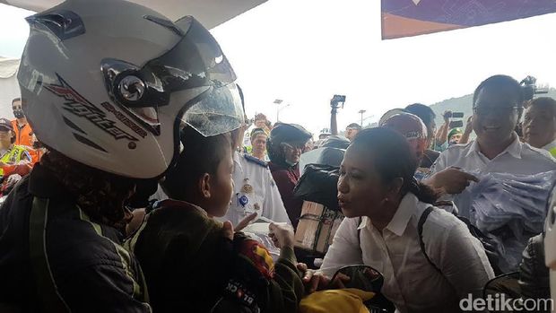 Rini Soemarno Cek Arus Mudik di Pelabuhan Merak