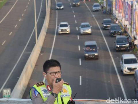 Kakorlantas Polri Irjen Royke Lumowa meninjau arus mudik Tol Brebes.