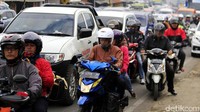 Data yang dihimpun dari Pos Induk Dishub Kabupaten Bandung, hingga siang ini sekitar 63.583 kendaraan melintasi jalur Nagreg, tercatat dari pukul 00.00-08.00 WIB.