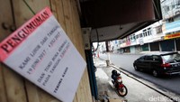 Para pedagang menutup kiosnya karena ingin merayakan Hari Raya Idul Fitri bersama keluarga.