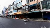 Ruko-ruko di Jalan Pinangsia juga tutup.