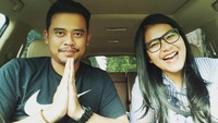 Bak pasangan muda mudi lainnya yang mengikuti tren selfie di dalam mobil, begitupun dengan Kahiyang-Bobby. Mereka terlihat bahagia saat foto bersama.