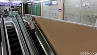 Beberapa kios masih terlihat buka.
